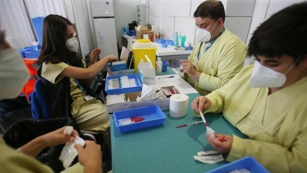 Sanidade se abre a vacunar sin cita para captar a los 200.000 gallegos sin dosis