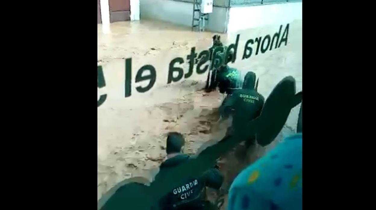 En el vídeo se ve a cuatro guardias civiles y a un quinto hombre agarrados a una cuerda