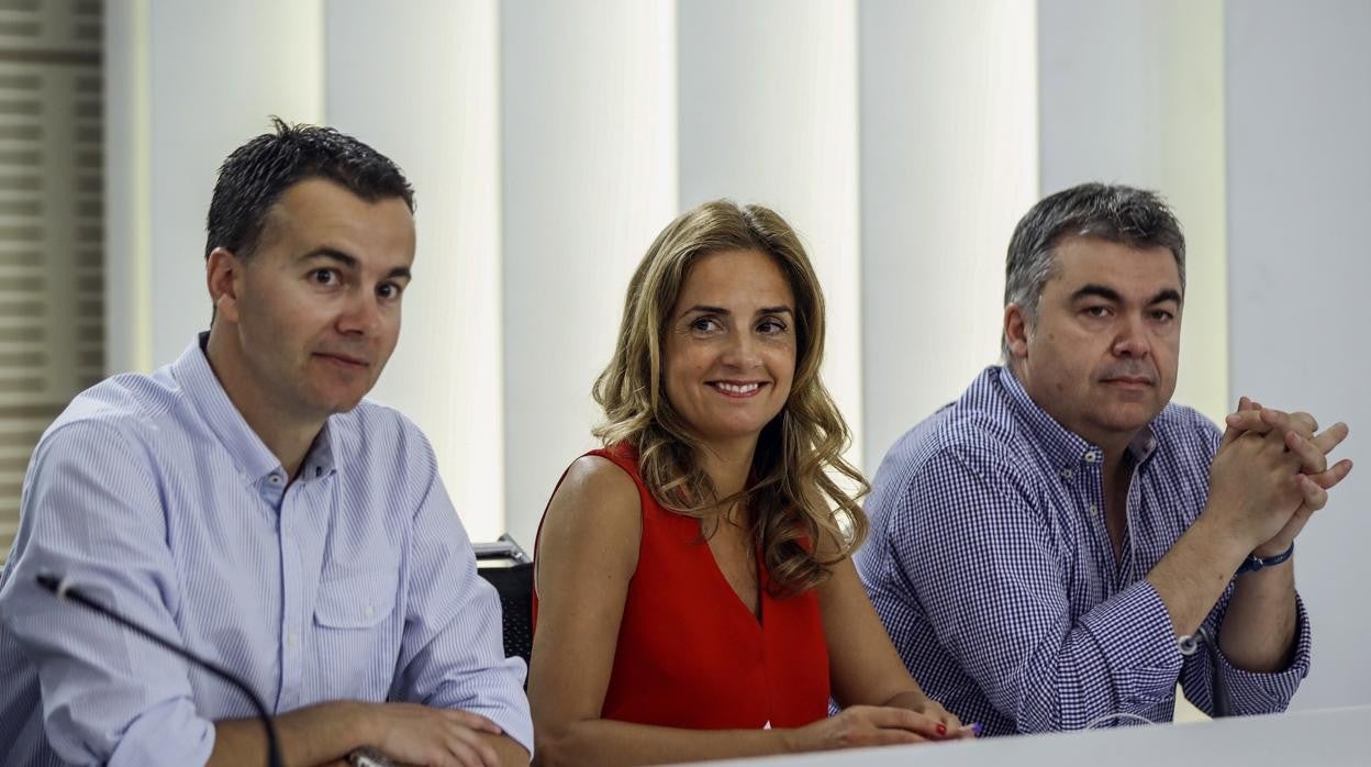 Héctor Gómez,Susana Sumelzo y Santos Cerdán,i-d., durante la reunión de la nueva Ejecutiva Federal del PSOE elegida en el 39 Congreso del partido