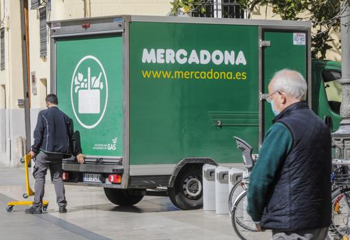 Imagen de una furgoneta de reparto de Mercadona tomada en Valencia