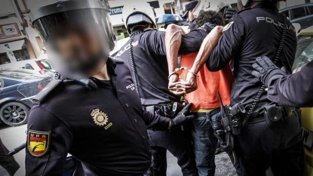 Detenidos tres argelinos en Alicante por tirar por la ventana a su compañero de piso tras una riña