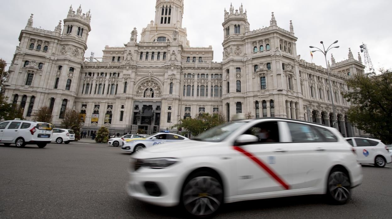 Taxistas de la capital a su paso por el Palacio de Cibeles