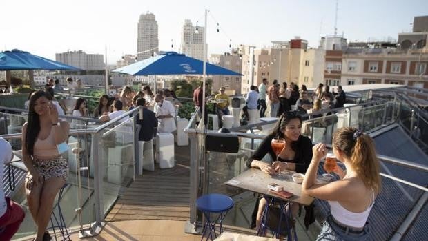 Las terrazas piden abrir ya al cien por cien tras anunciar Ayuso nuevas medidas a fin de mes
