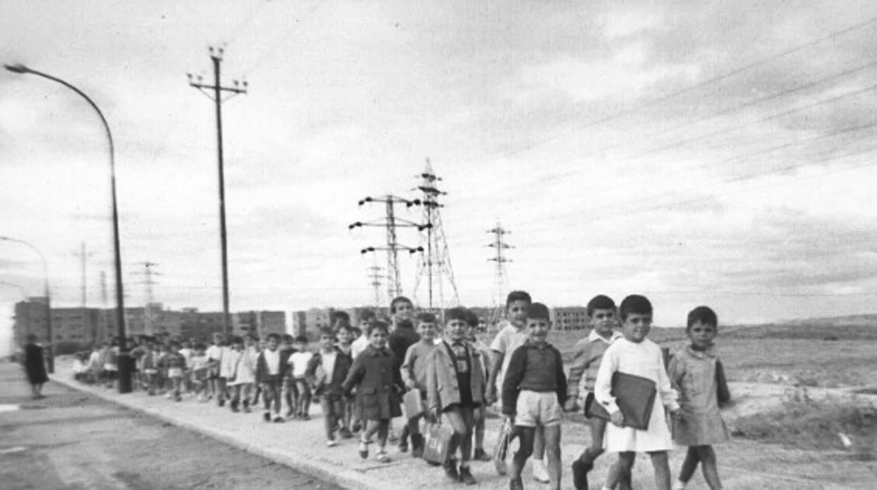 Niños de camino al cole, en un barrio periférico del Madrid de los 60