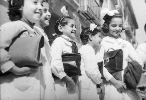 Grupo de niñas, felices en su primer día de clase