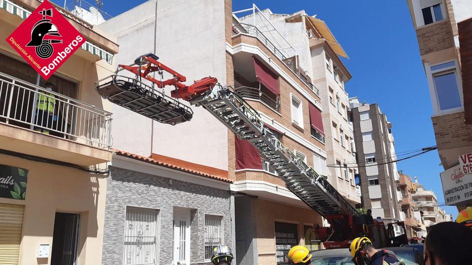 Los bomberos rescatan con una grúa a un hombre con obesidad mórbida en Torrevieja