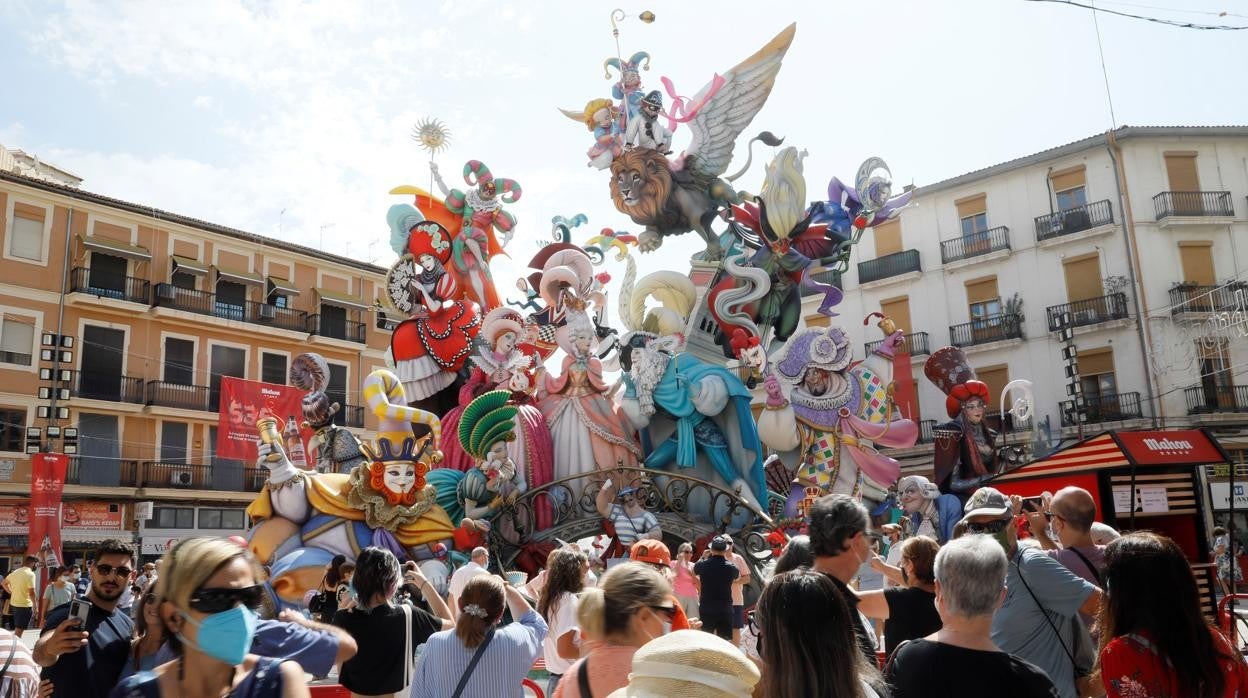 Imagen tomada este viernes de personas visitando las Fallas 2021 en Valencia