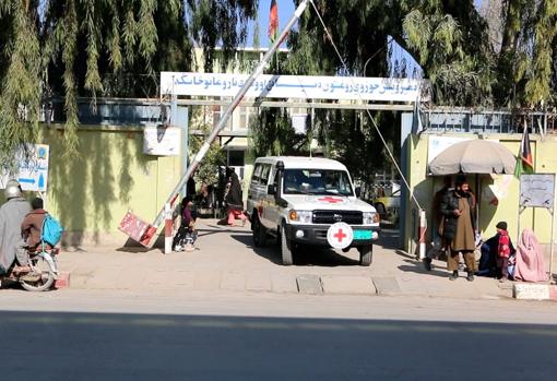Vehículo de la Cruz Roja saliendo de una institución del gobierno afgano