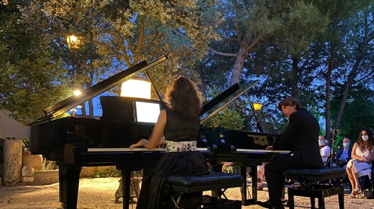 Guillermo Hernández y Cristina Sanz ofrecen un concierto a dos pianos en La Mudarra, Valladolid