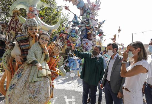 Imagen del presidente del PP, Pablo Casado, visitando las Fallas 2021 de Valencia