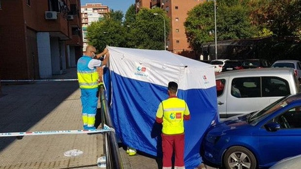 Muere una mujer al caer al vacío cuando limpiaba los cristales de su casa