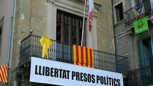 Picaresca y 'guerra de banderas' en los ayuntamientos de Cataluña