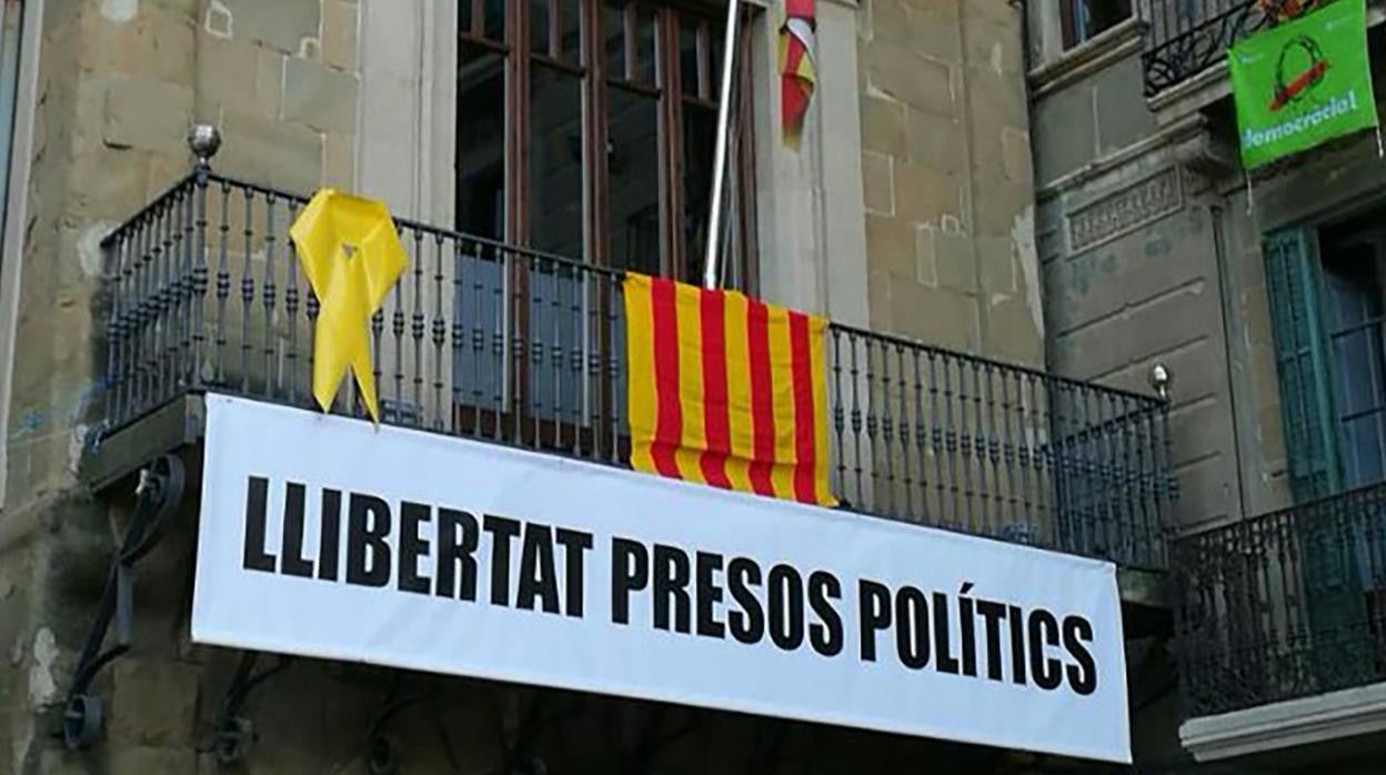 Banderas en el Ayuntamiento de Vic