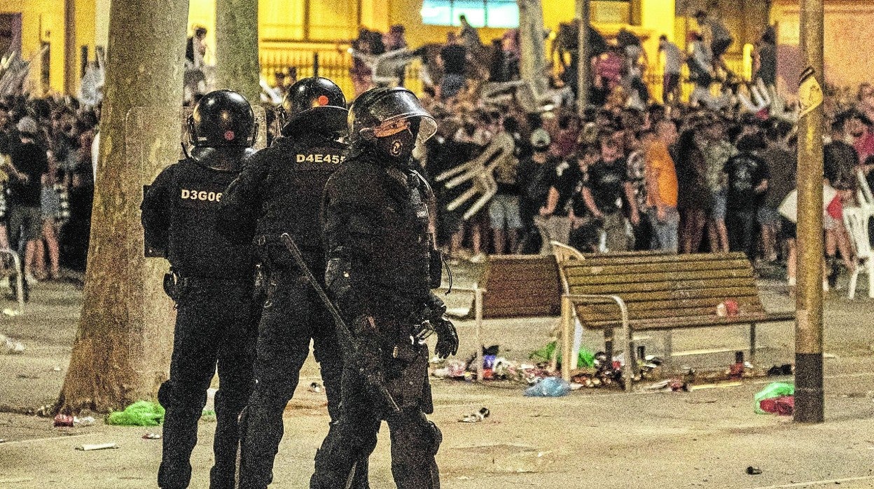 Incidentes durante el desalojo de un macrobotellón en la fiesta mayor del barrio de Sants, en Barcelona
