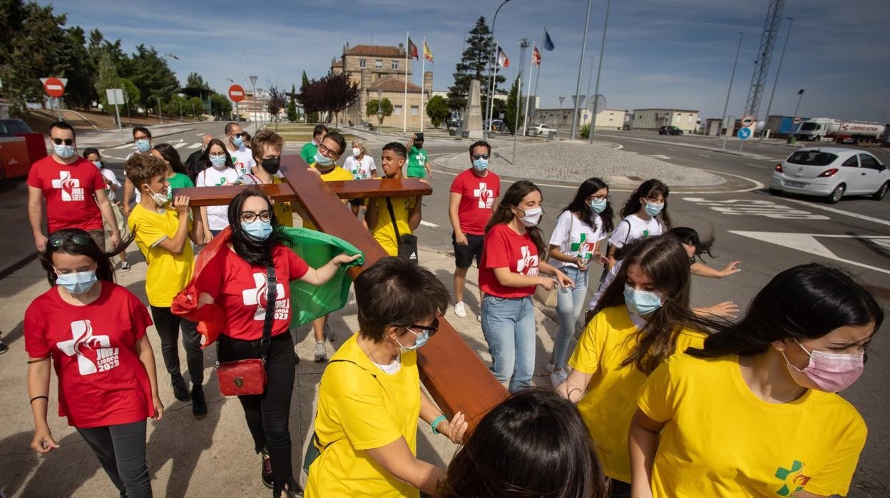 Jóvenes de la diócesis portuguesa de Guarda entregan la cruz a jóvenes de la diócesis de Ciudad Rodrigo