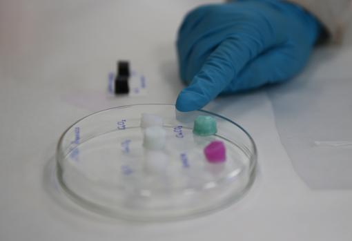 Experimento con algunos polímeros para producir tejidos