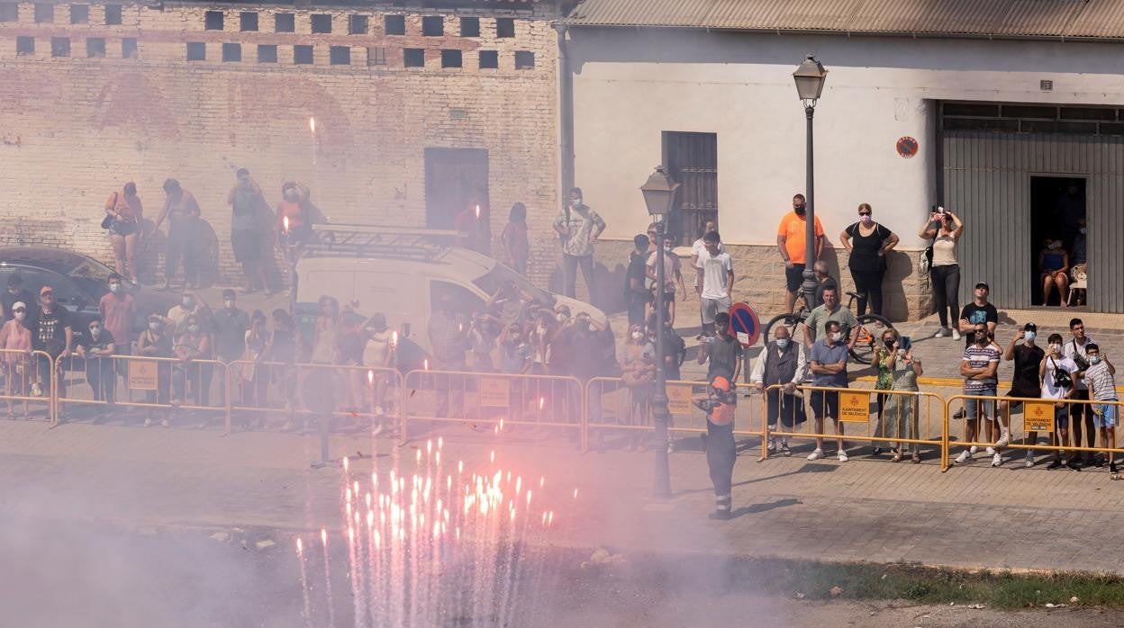 Imagen de una mascletà en los barrios de Valencia en las Fallas 2021