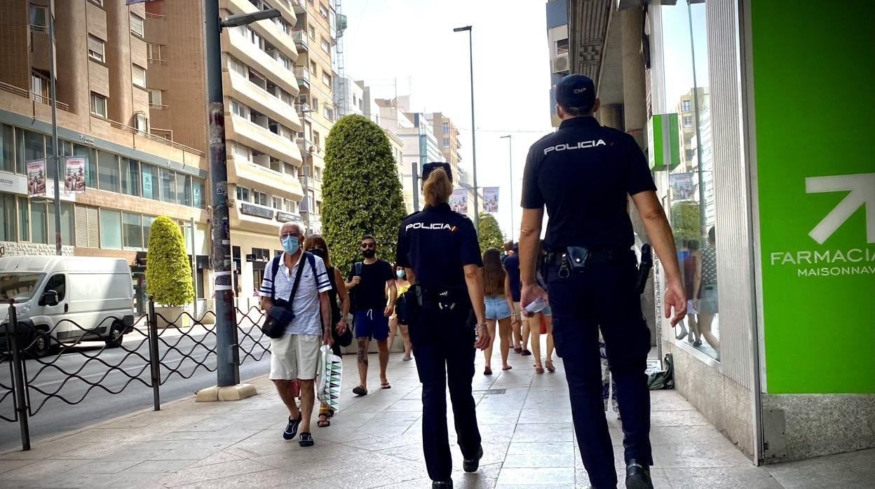 Imagen de archivo de agentes de la Policía Nacional en Alicante