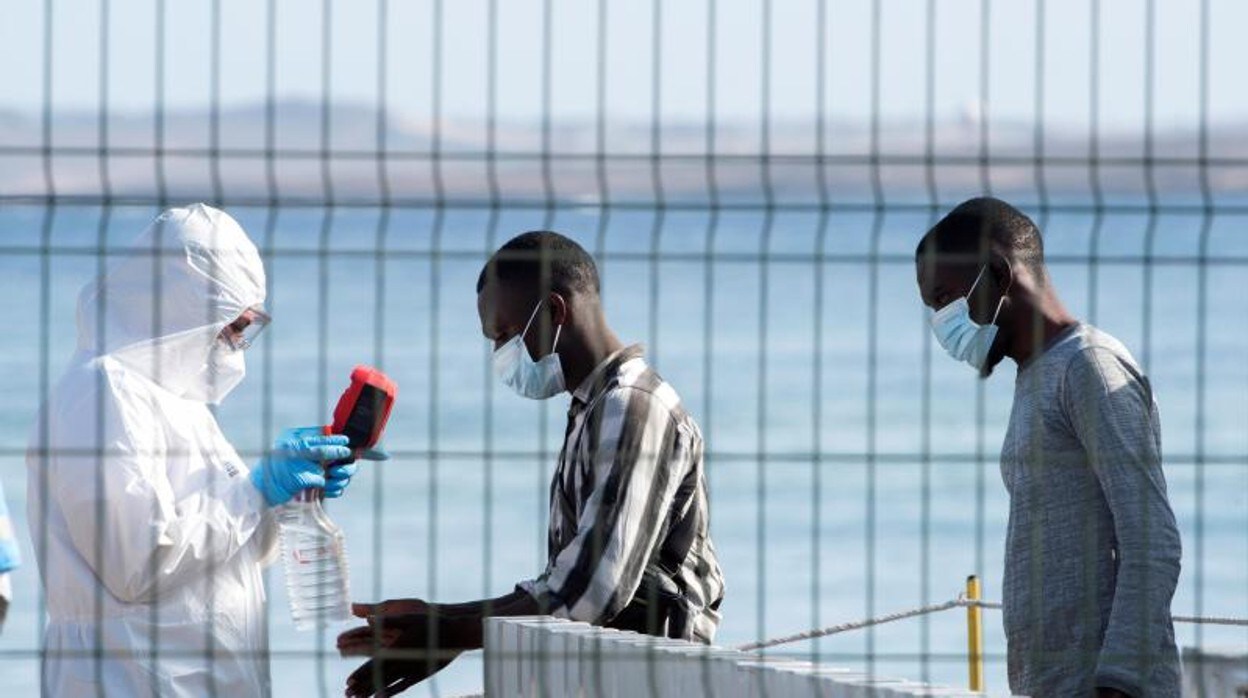 Migrantes son recibidos en Fuerteventura por equipos de ayuda humanitaria