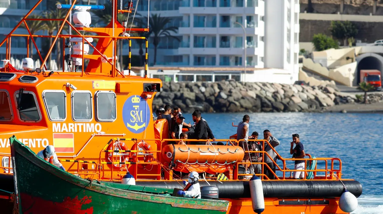 Un grupo de inmigrantes rescatados aguarda el desembarco en el muelle de Arguineguín, en la isla de Gran Canaria