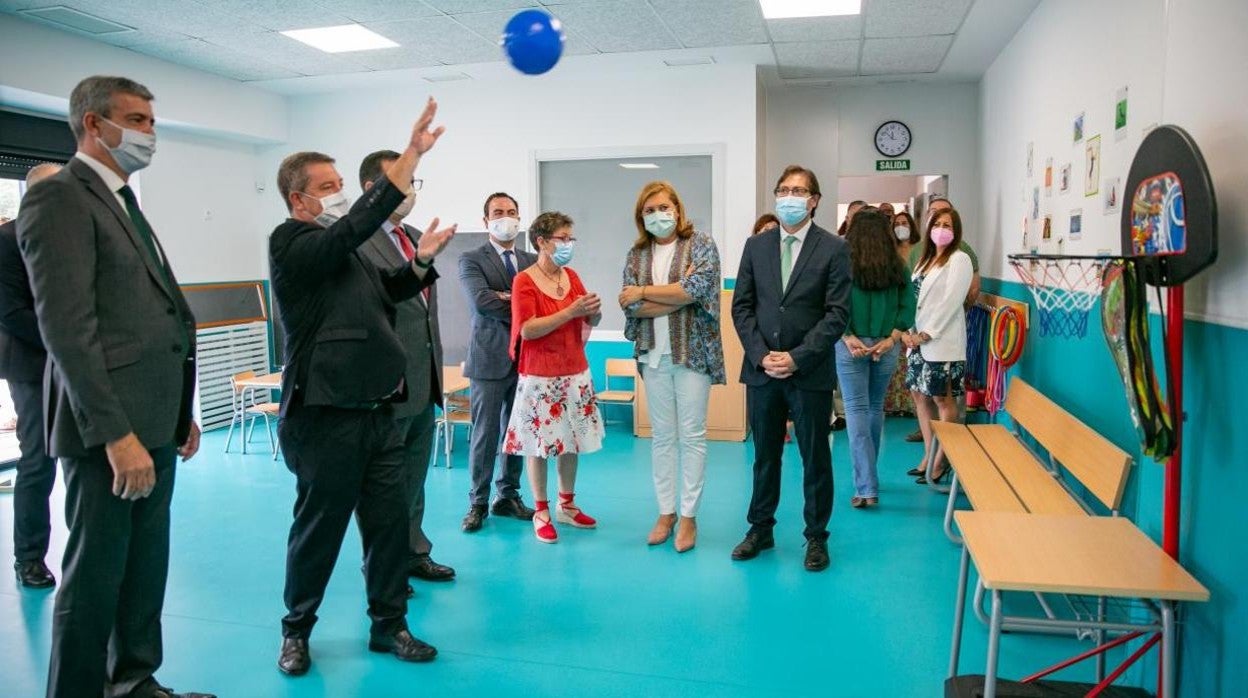 Page prueba suerte lanzando una pelota a una canasta