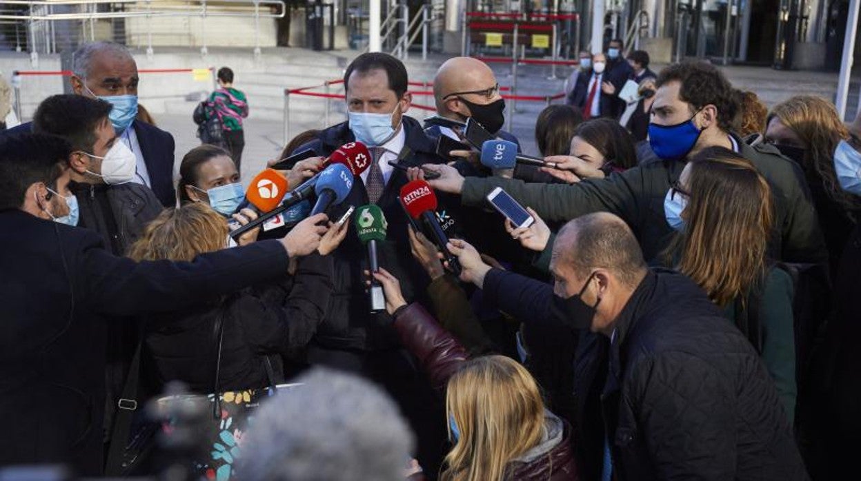 El equipo de defensa de Podemos a la salida del juzgado