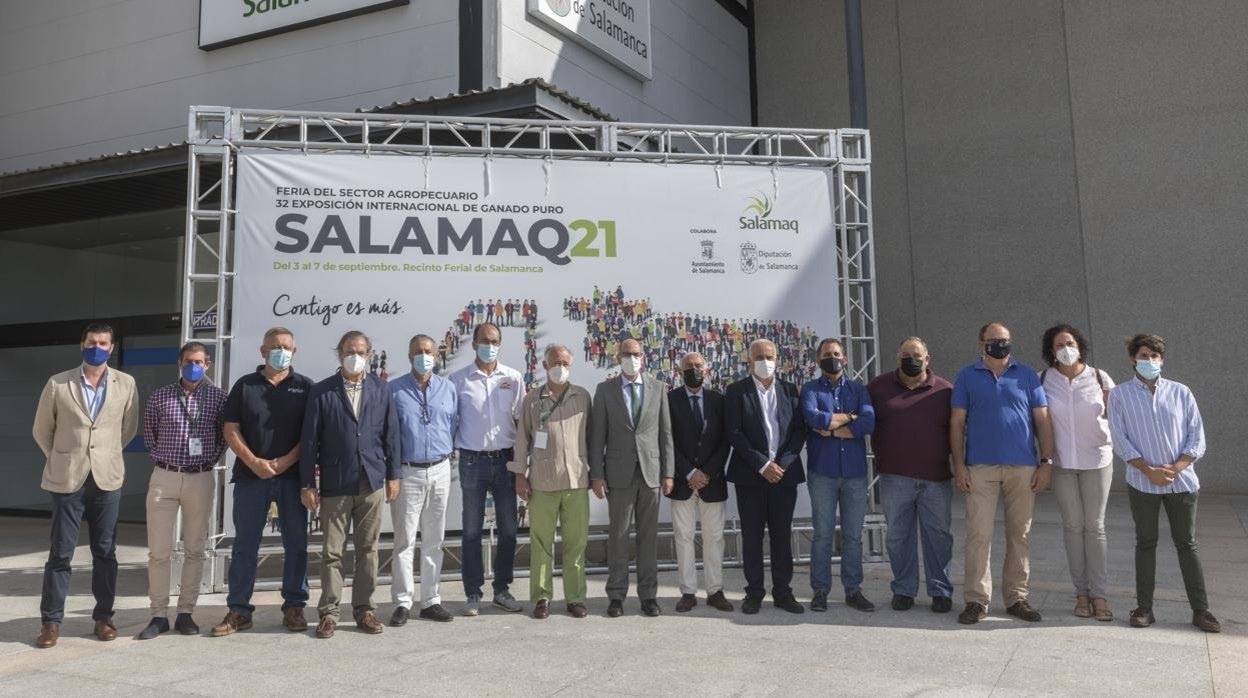 El presidente de la Diputación de Salamanca, Javier Iglesias, y representantes de las asociaciones ganaderas, de Feagas y opas de la provincia, firman el manifiesto a favor del sector primario, la ganadería y el sector cárnico, promovido por la Diputación de Salamanca