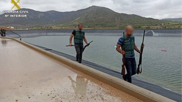 Los buzos de la Guardia Civil recuperan nueve armas robadas en el fondo de un embalse de Monóvar