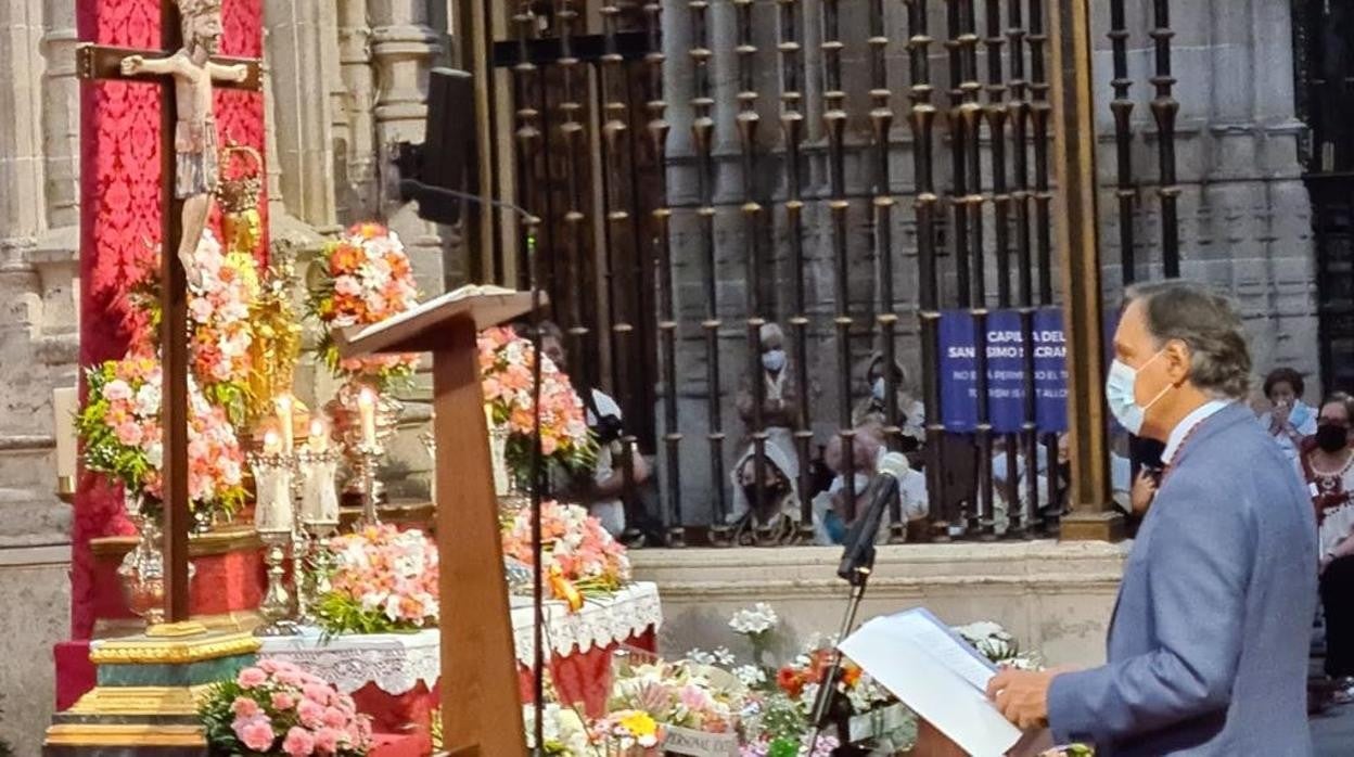 El alcalde Carlos García Carbayo, durante la ofrenda