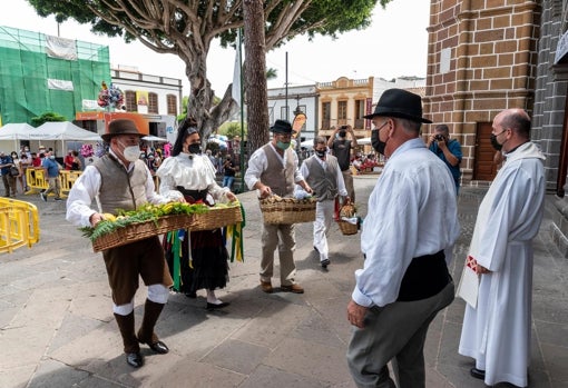 Ofrenda de productos de la isla a la Virgen del Pino