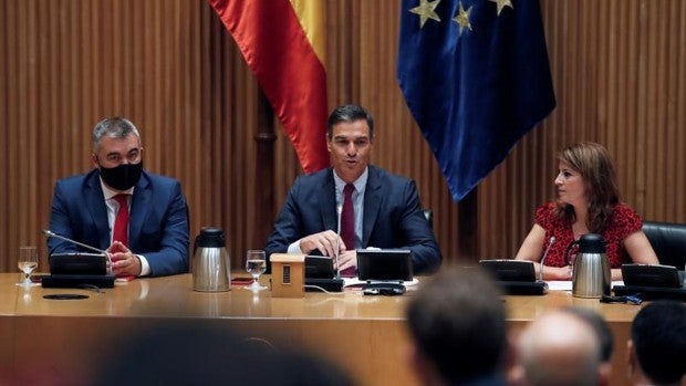 Sánchez acusa a Casado de dañar la democracia y lo sitúa en la «insumisión constitucional»