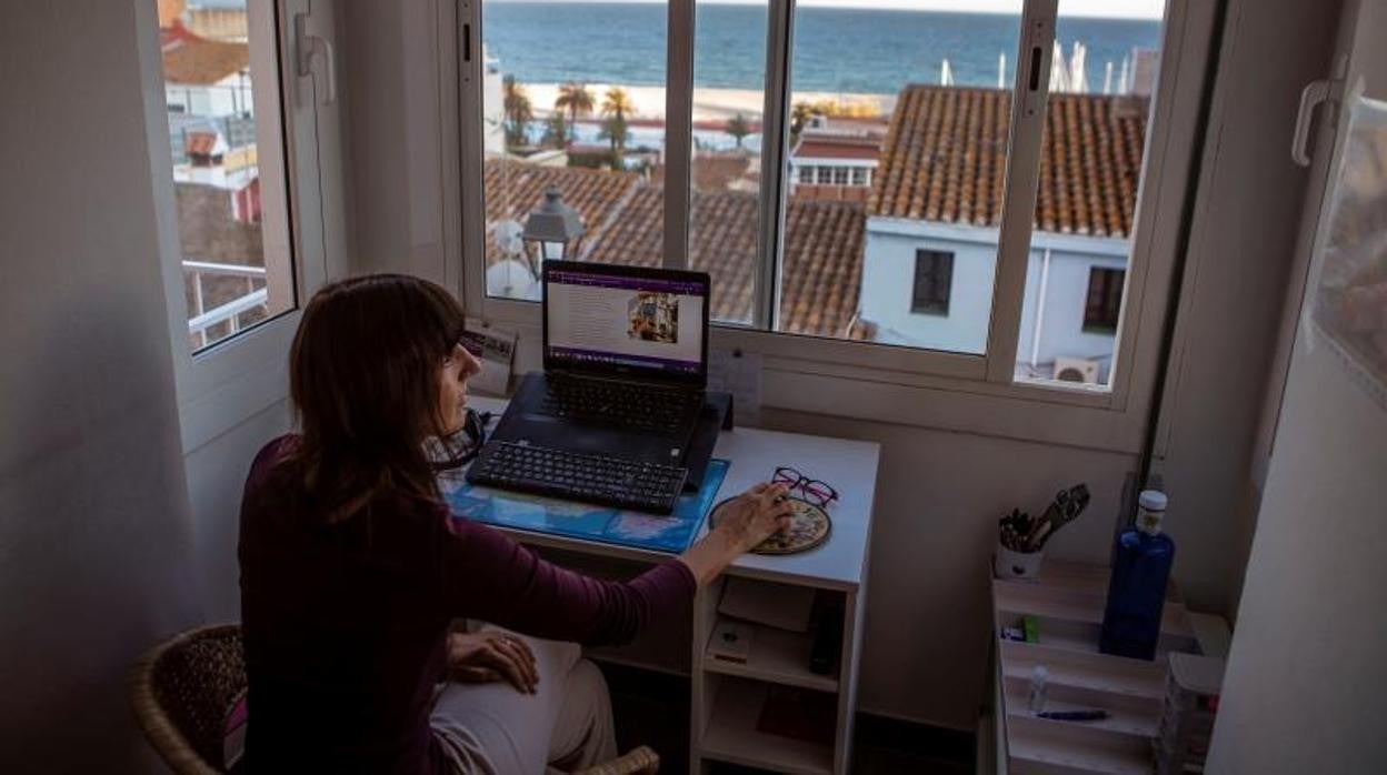 Una mujer en teletrabajo desde su domicilio