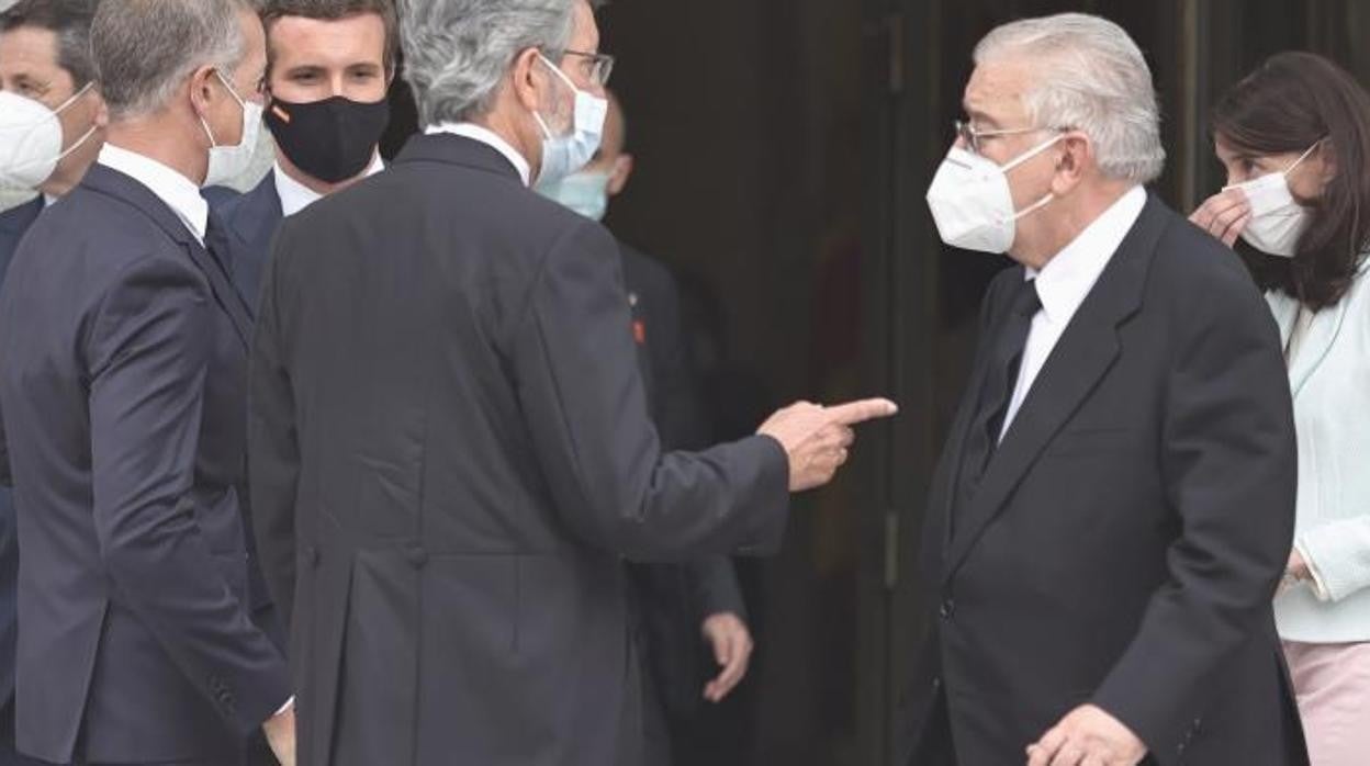 El presidente del Tribunal Supremo y del Consejo General del Poder Judicial (CGPJ), Carlos Lesmes, y el presidente del Tribunal Constitucional, Juan José González Rivas (c), charlan a la salida del Tribunal Supremo, este lunes tras la celebración la apertura del Año Judicial 2020-2021. Tras ellos, la ministra de Justicia, Pilar Llop, y el presidente del PP, Pablo Casado.