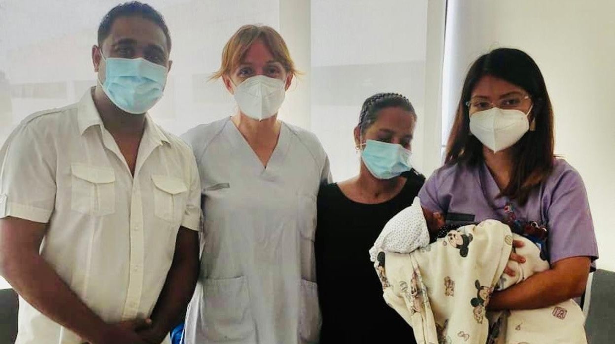 Imagen de la familia de Samir y sanitarios de La Fe de Valencia