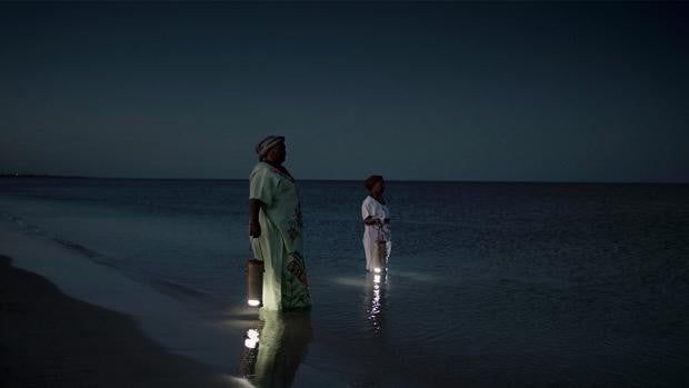 Diseñan una lámpara en Valencia que genera luz 45 días con medio litro de agua en plena subida del precio de la electricidad