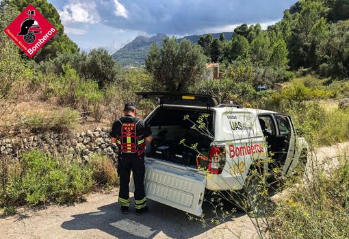 Un bombero revisa una zona del paraje donde se extravío el montañero