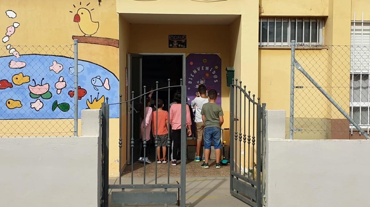 Los nueve menores escolarizados en el CRA de Villamartín de la Abadía (León) se quedan sin entrar al colegio como protesta por la falta de desdoblamiento del aula