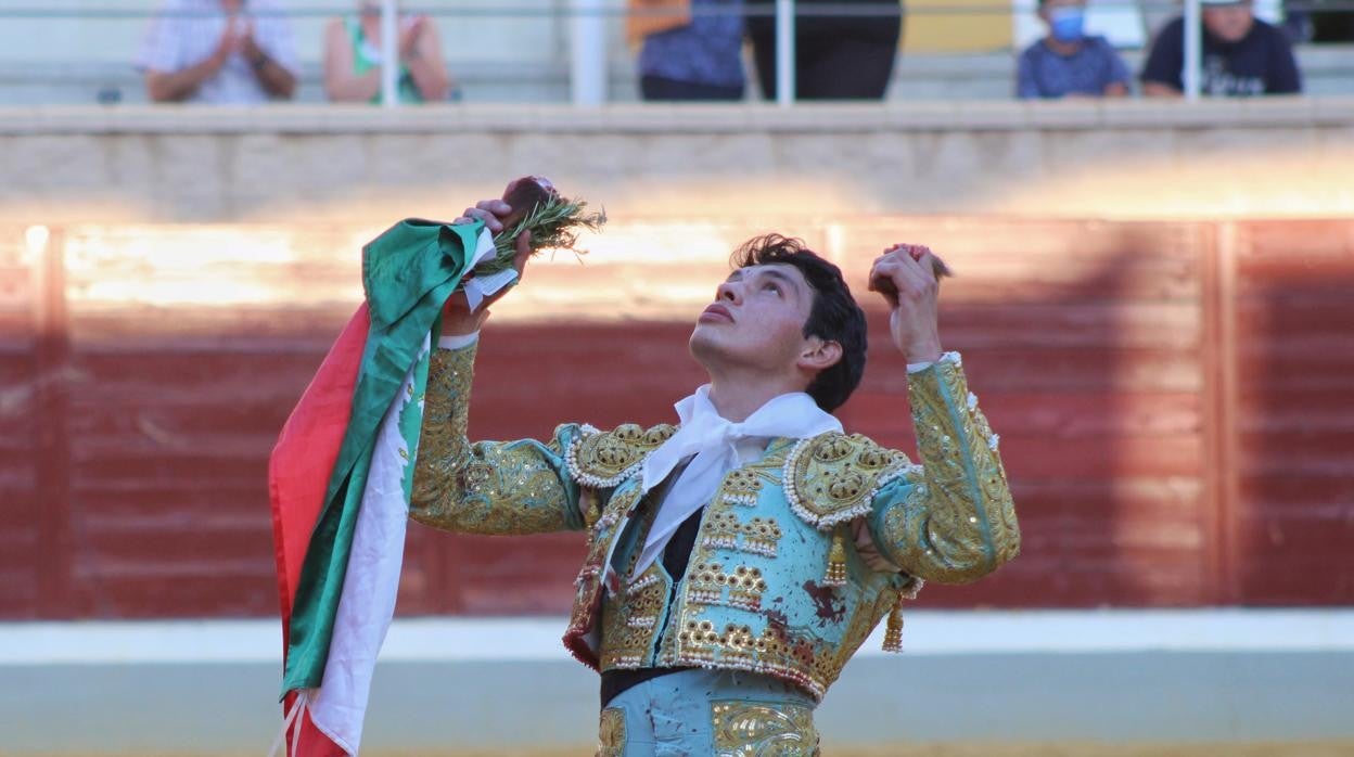 Isaac Fonseca tras cortar las dos orejas