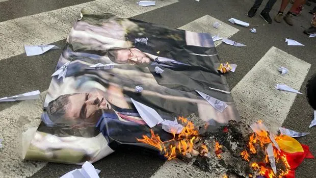 Diada: la CUP quema una foto de Sánchez y Aragonès reunidos en La Moncloa