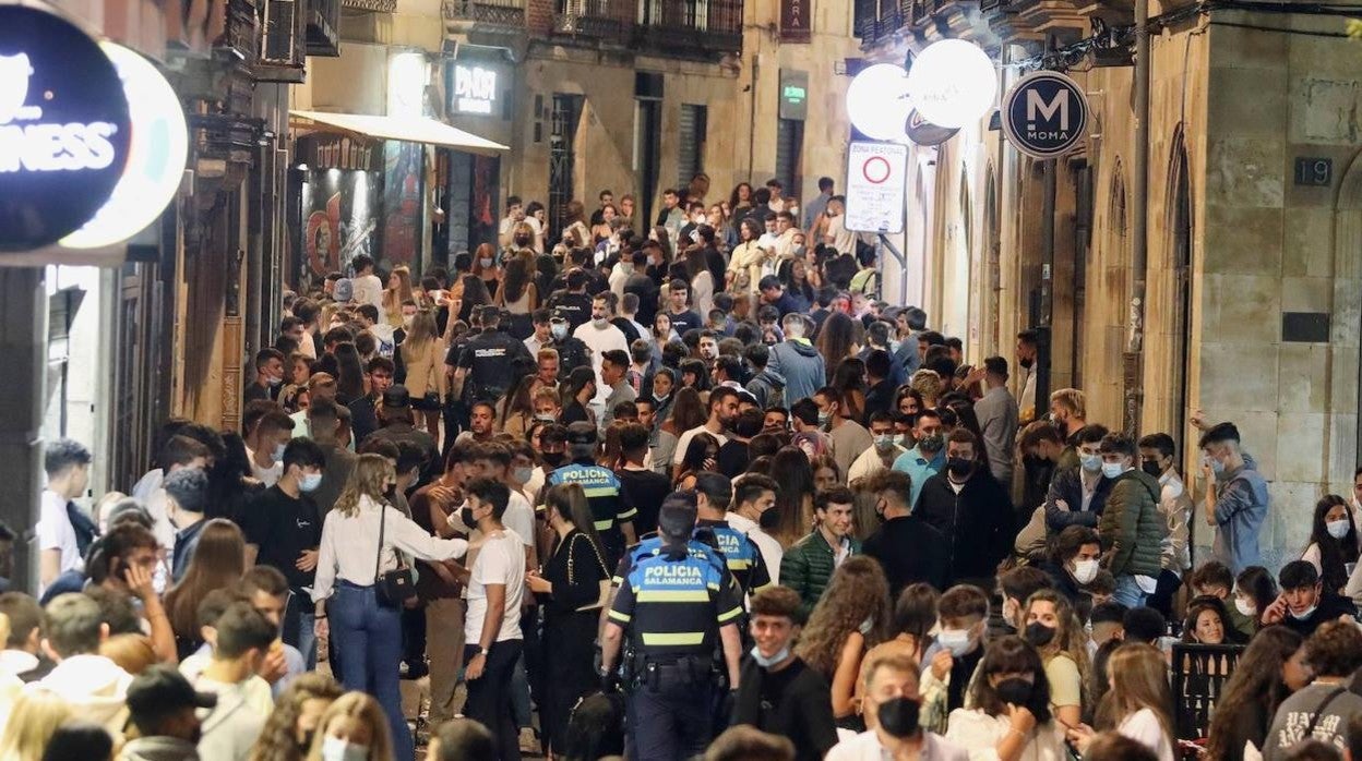 Efectivos de la Policía Nacional y de la Local de Salamanca, en las calles del centro de Salamanca en la noche del sábado