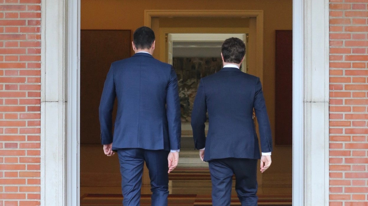 Pedro Sánchez y Pablo Casado, en La Moncloa en febrero de 2020