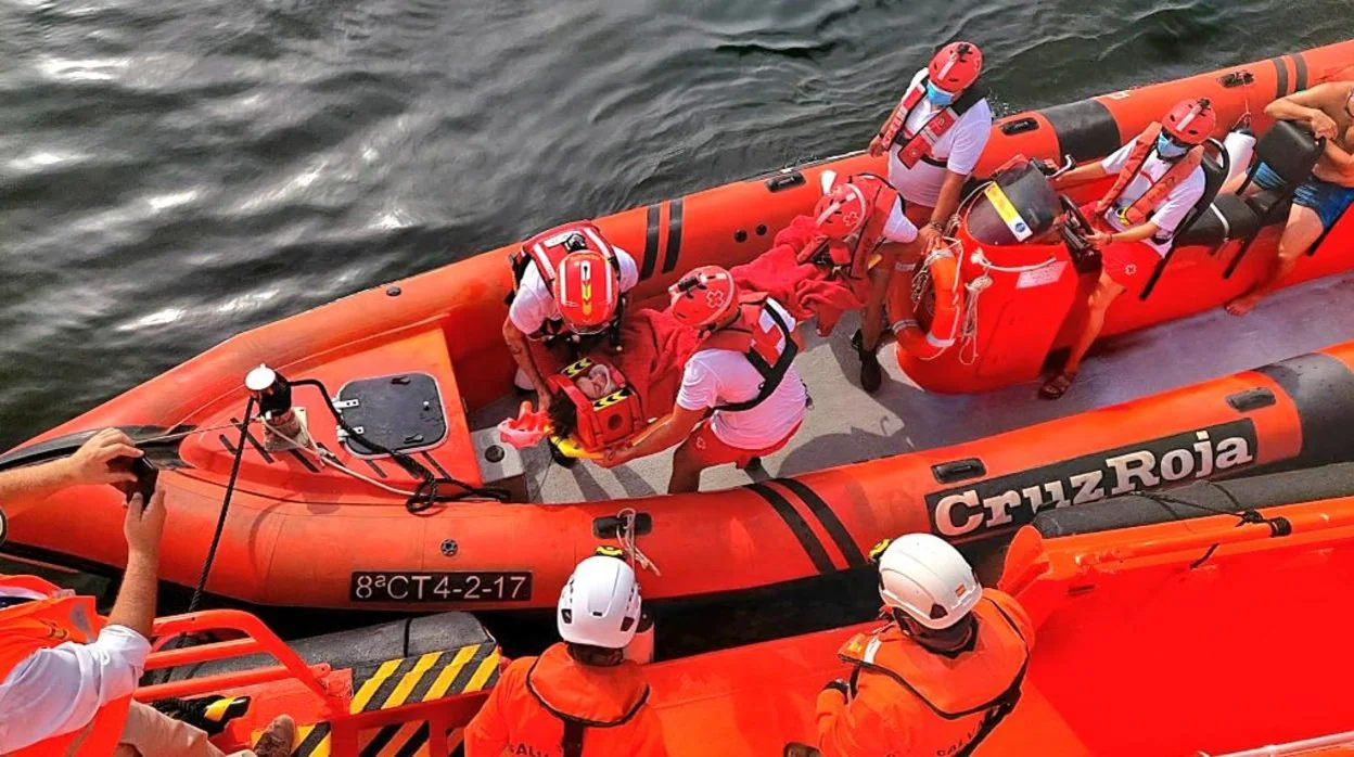 Foto de un rescate en el mar difundida por Salvamento Marítimo en sus redes sociales