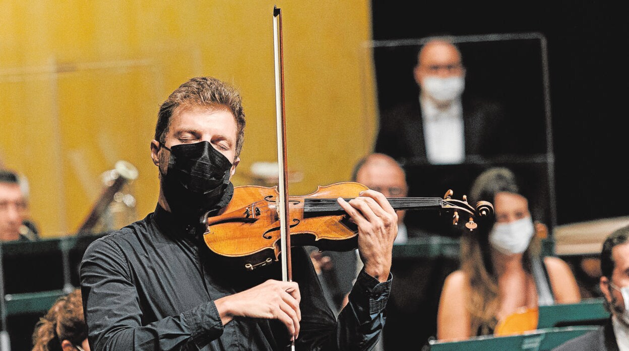 Un violinista de la OCNE durante el concierto del viernes