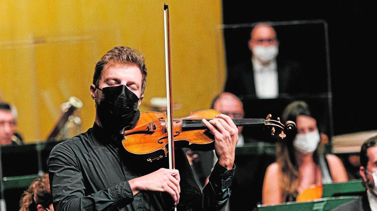 Un violinista de la OCNE durante el concierto del viernes