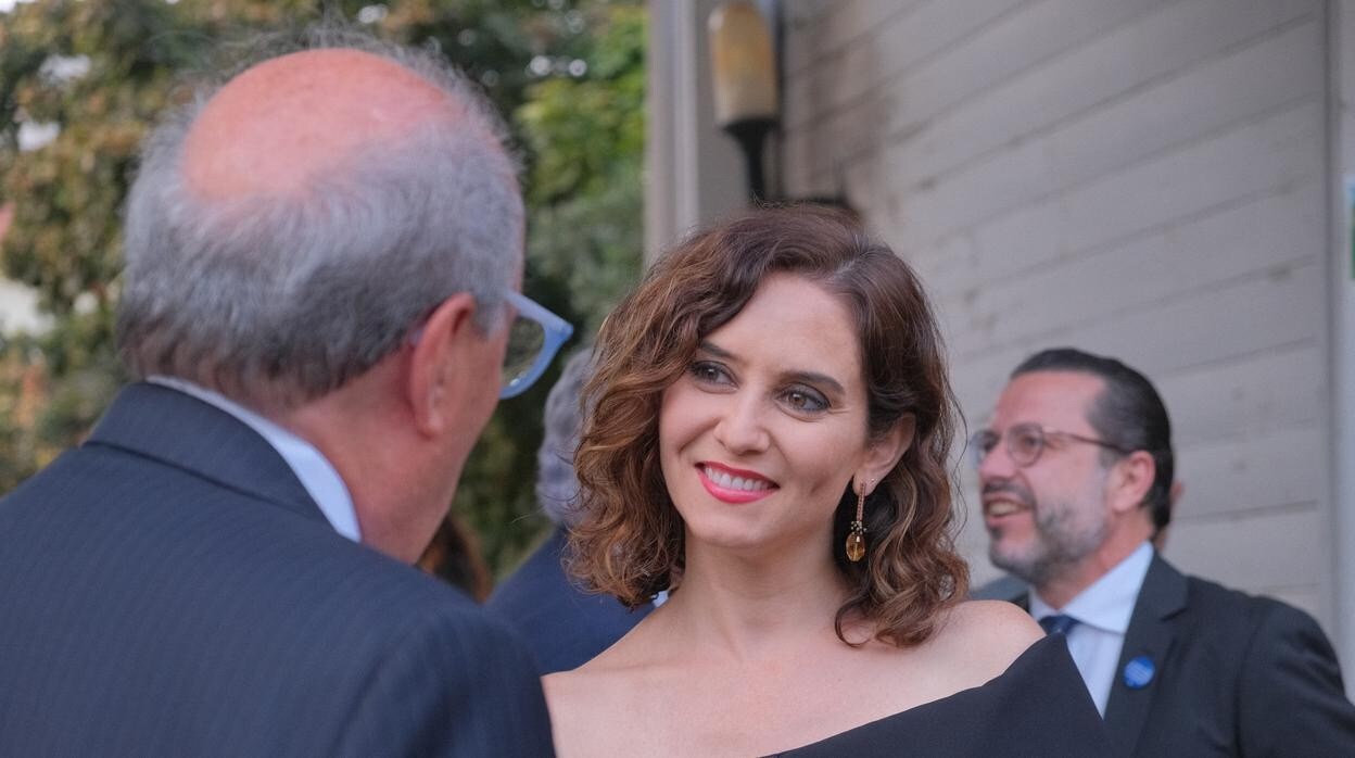 Isabel Díaz Ayuso, presidenta regional madrileña, al recoger su premio en Milán