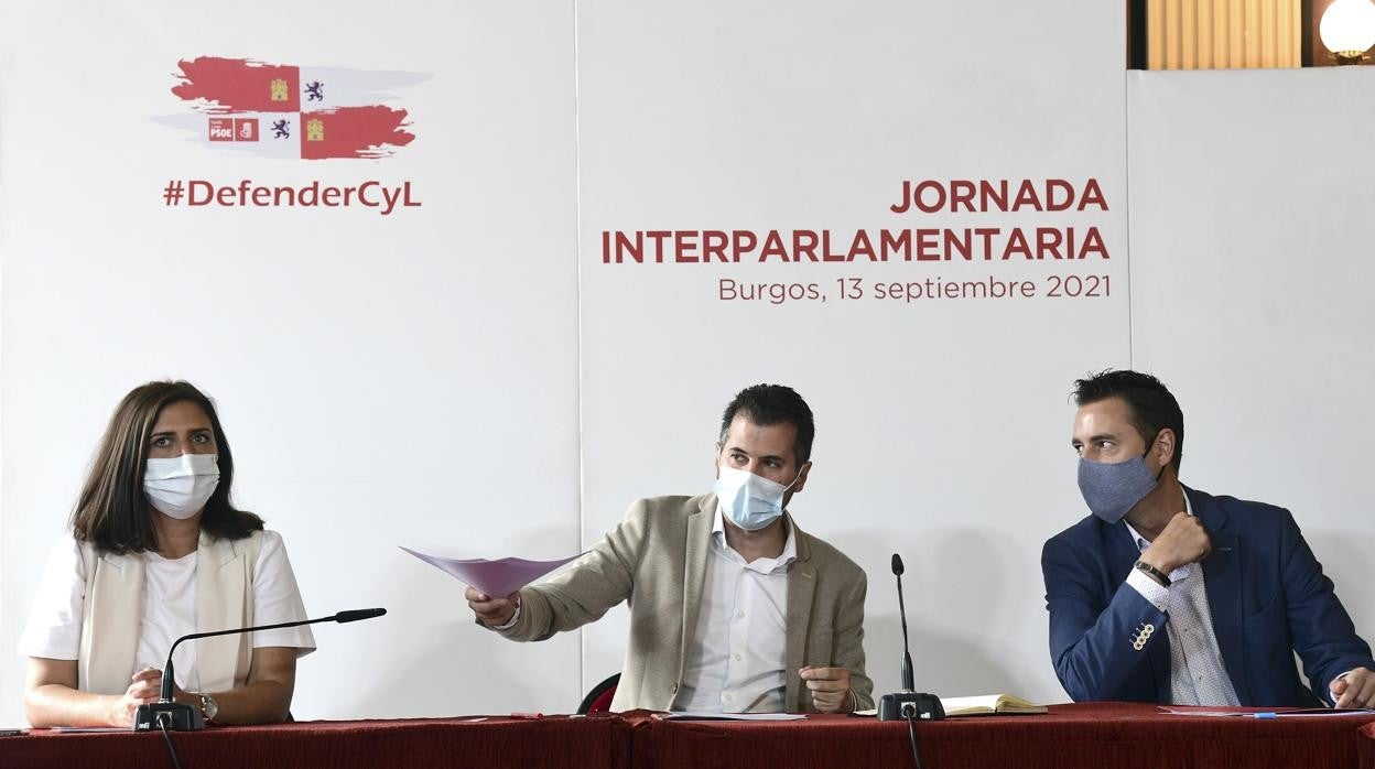 El secretario general del PSCL y portavoz en las Cortes, Luis Tudanca, preside la Interparlamentaria del PSOE de Burgos,