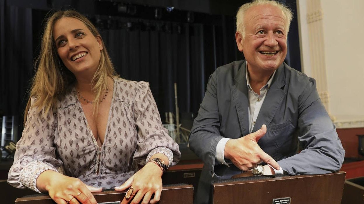 Laura Lombraña, junto al actor Juan Echanove, 'Premio de honor' del XLII Festival de Teatro 'Ciudad de Palencia'