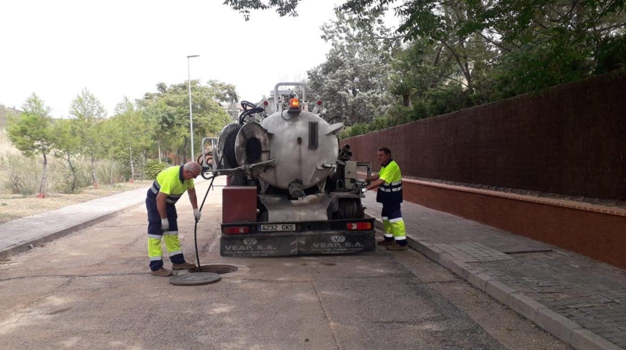 Personal municipal realiza este lunes labores de limpieza de imbornales