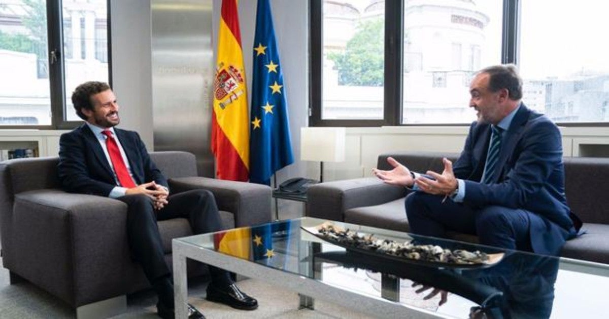 Imagen de la reunión entre el líder del PP Pablo Casado y el portavoz de Navarra Suma y presidente de UPN Javier Esparza