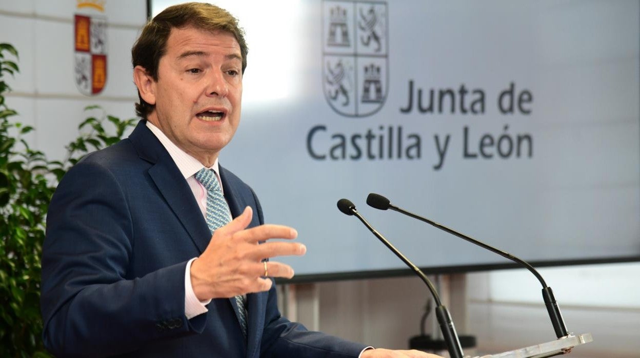 Alfonso Fernández Mañueco realiza una atención a los medios en la sede de la Delegación Territorial de la Junta en Burgos